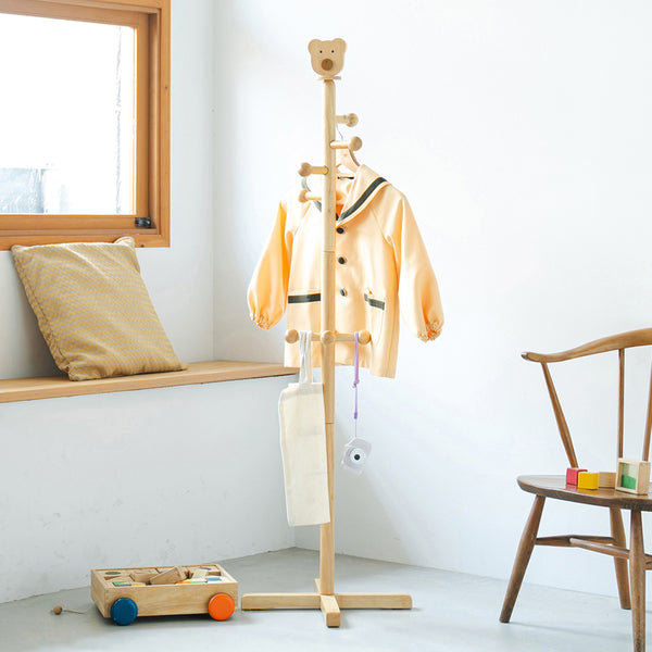 【おかえり、上手にできたね】
毎日使う通園バッグやお気に入りの洋服も、優しいクマさんが見守るこの場所に自分で掛ける習慣が自然と身につきます。